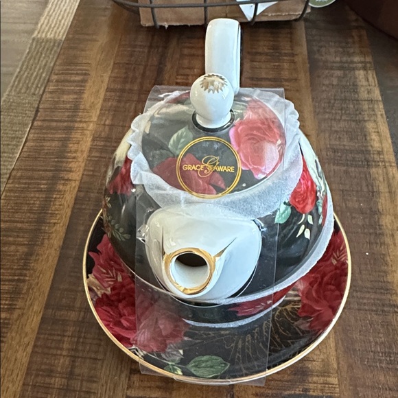 GRACE TEAWARE SKULL AND RED ROSES TEA TEAPOT MUG AND SAUCER - Picture 3 of 7